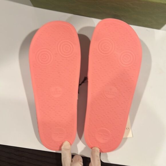 Brand new Gucci slides with box - Picture 4 of 6